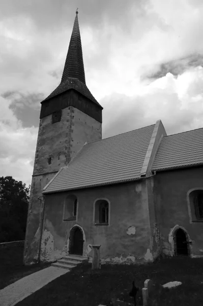 Église en pierre et tombe — Photo