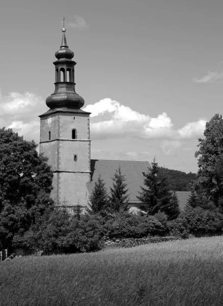 Campo con torre de la iglesia —  Fotos de Stock