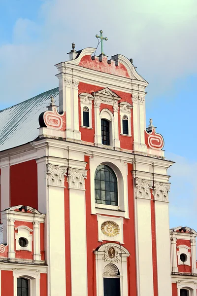 Barokke gevel van de parochiekerk — Stockfoto