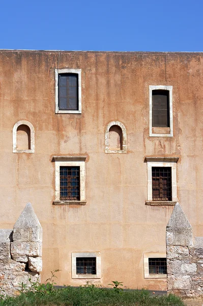 Parede e janelas do mosteiro ortodoxo — Fotografia de Stock