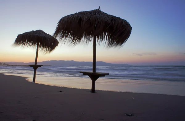 Parasole na plaży — Zdjęcie stockowe