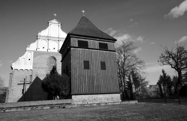 Drewniany dzwon wieża i gotycki kościół — 图库照片