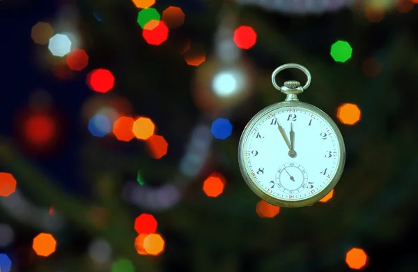 Klocka och christmas lights — Stockfoto