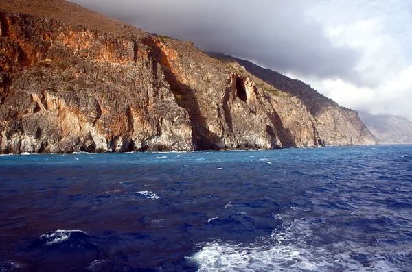 La montagna sulla costa del mare — Foto Stock