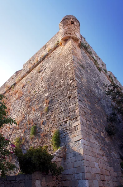 Defensive wall of a medieval fortress — Stock Photo, Image