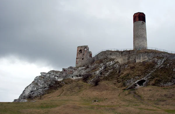 Скалы и разрушенный средневековый замок — стоковое фото