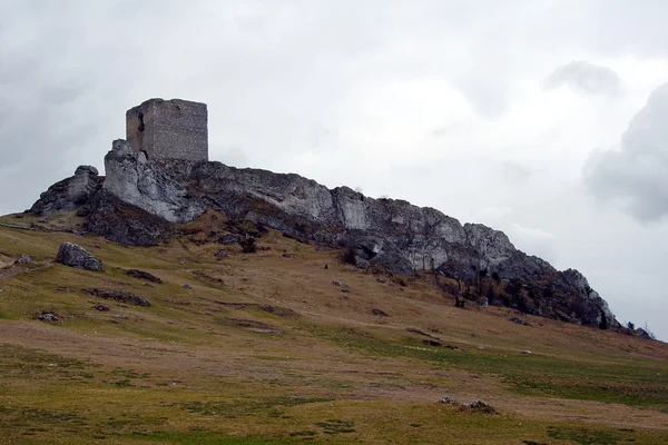 Βράχια και ερειπωμένο μεσαιωνικό κάστρο — Φωτογραφία Αρχείου