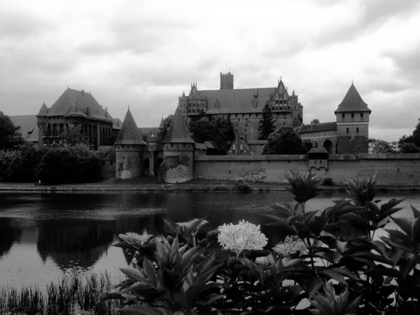 Het middeleeuwse kasteel — Stockfoto