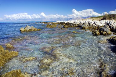 pedras e pedregulhos na costa