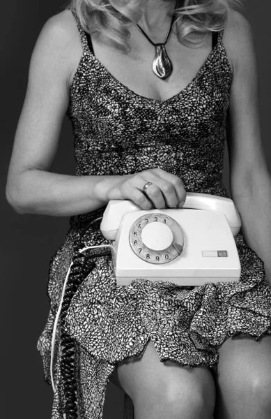 Mujer con teléfono amarillo —  Fotos de Stock