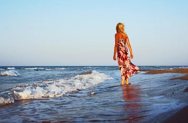 Dívka na řecké pláži — Stock fotografie