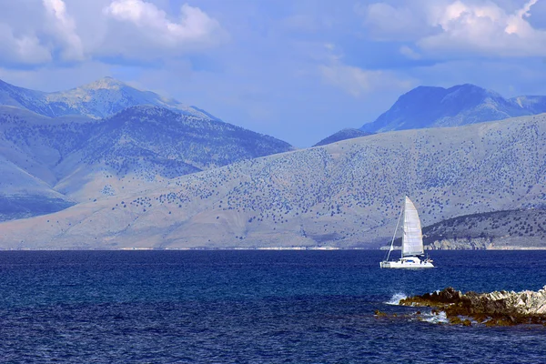 Sailboat off the shore — Stock Photo, Image