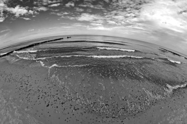 dalgakıran ile plaj