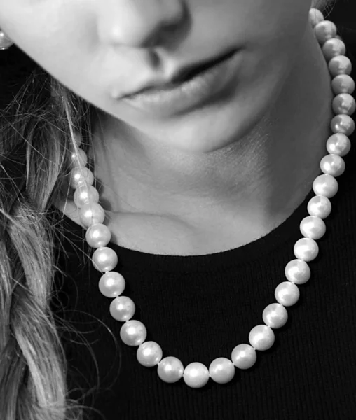 Dziewczyna z perłą naszyjnik — Zdjęcie stockowe