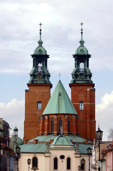 A tornyok a bazilika érsekség — Stock Fotó
