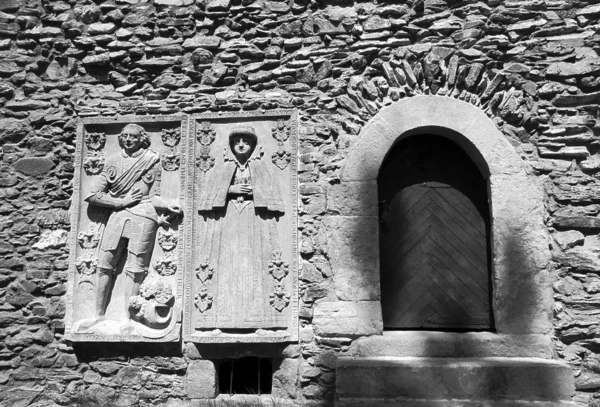 Steinerne Kirchenmauer mit Skulptur — Stockfoto