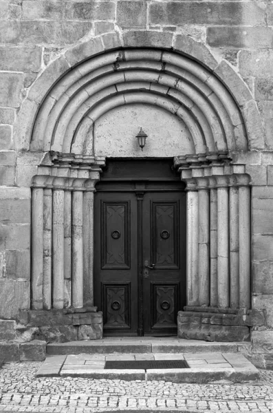Gateway med portal i medeltida kyrka — Stockfoto