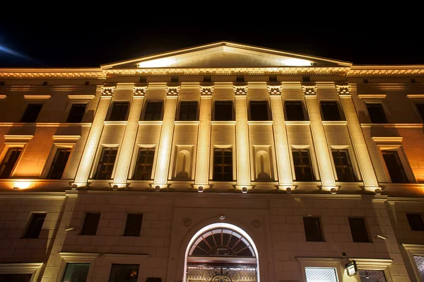 Belysta fasaden av byggnaden på natten — Stockfoto