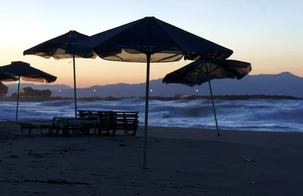 Parasole na plaży — Zdjęcie stockowe