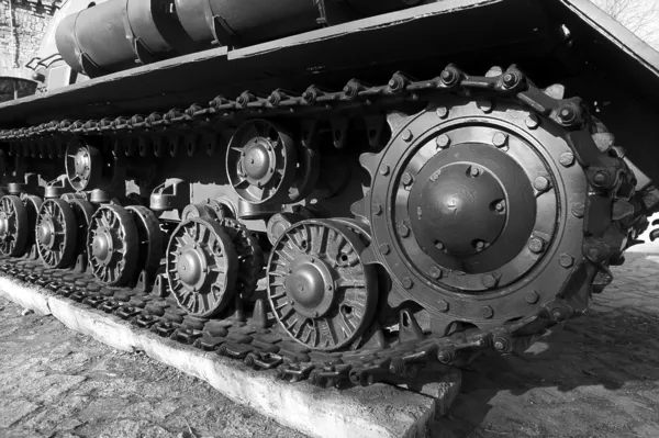 Rodas metálicas e lagarta tanque — Fotografia de Stock