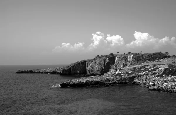 Rotsachtige baai — Stockfoto