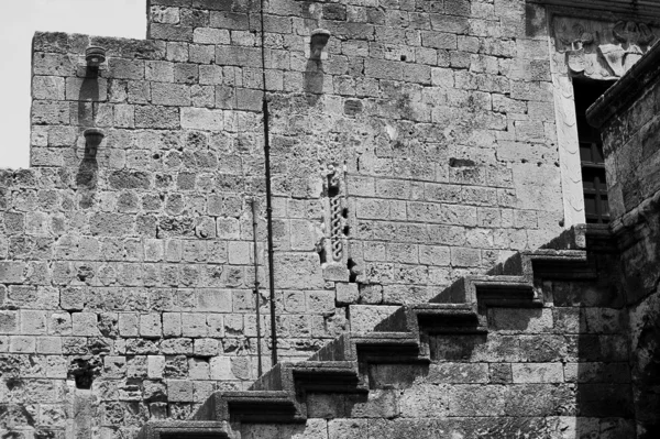 通往这座中世纪的城堡的楼梯 — 图库照片