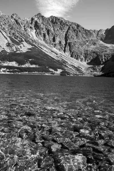 湖和山的高峰 — 图库照片
