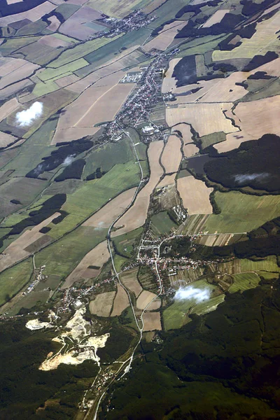 A estrada, edifícios e campos cultivados vista aérea — Fotografia de Stock