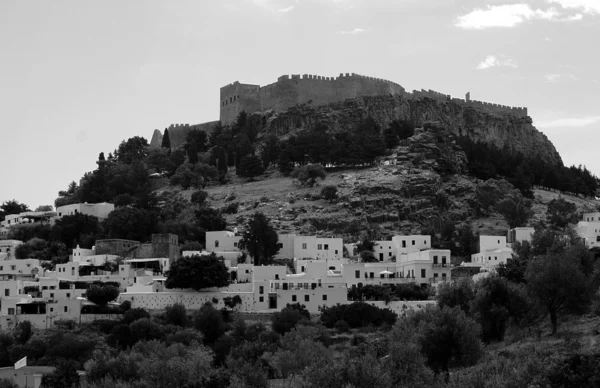 Vesting en de stad van lindos — Stockfoto