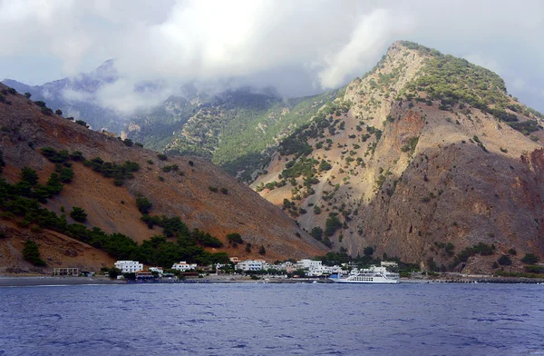 Il pendio delle montagne e della città sulla costa del mare — Foto Stock