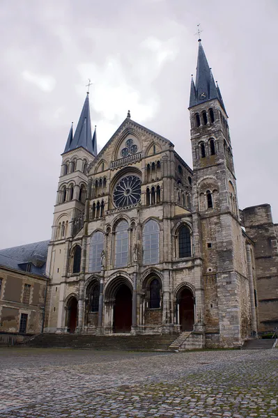 Voorkant van de basiliek van saint remi — Stockfoto