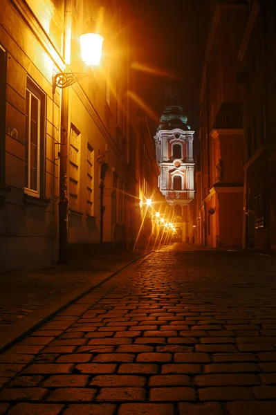 Een geplaveide straat 's nachts — Stockfoto