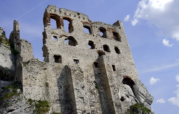 Las murallas del castillo en ruinas —  Fotos de Stock