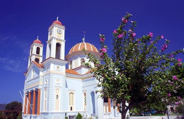 Chiesa ortodossa con torre — Foto Stock