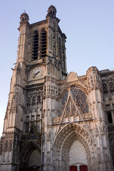 Gothic facade of the Saint-Pierre-et-Saint-Paul Cathedral — Stock Photo, Image