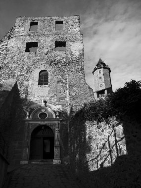 yıkılmış taş kale kapısı