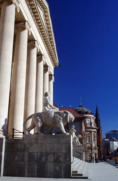 Sculptuur voor het opera-huis — Stockfoto