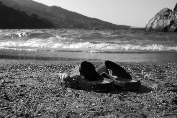 Sandalias en la playa —  Fotos de Stock