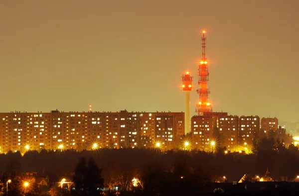 Квартиры и телевизионная башня ночью — стоковое фото