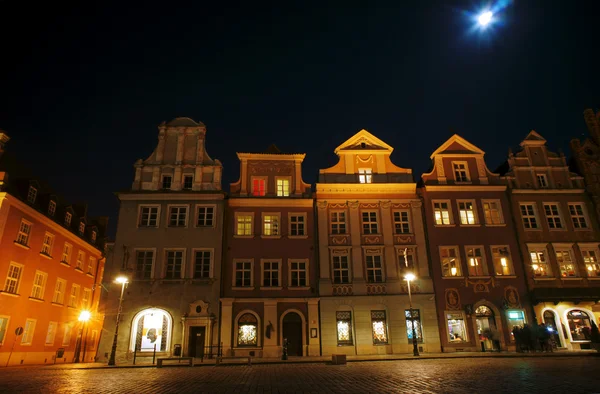 Facciata illuminata dell'edificio e luna — Foto Stock