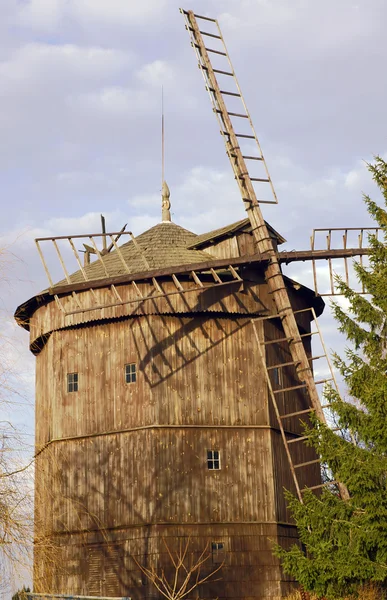 Moulin à vent en bois — Photo