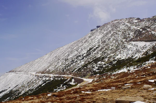 Cubierta de nieve ladera de la montaña y refugio —  Fotos de Stock