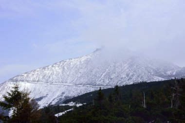 Karla kaplı dağ yamacı ve barınak
