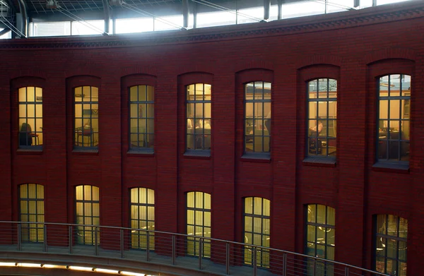 Стіна з червоної цегли з вікнами — стокове фото