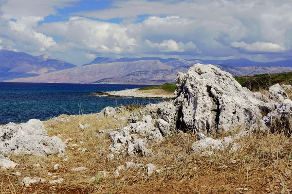 Beyaz taş ile Sahil — Stok fotoğraf