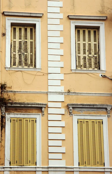 Windows Venetiaans gebouw — Stockfoto