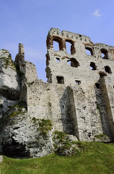 Las murallas del castillo en ruinas —  Fotos de Stock