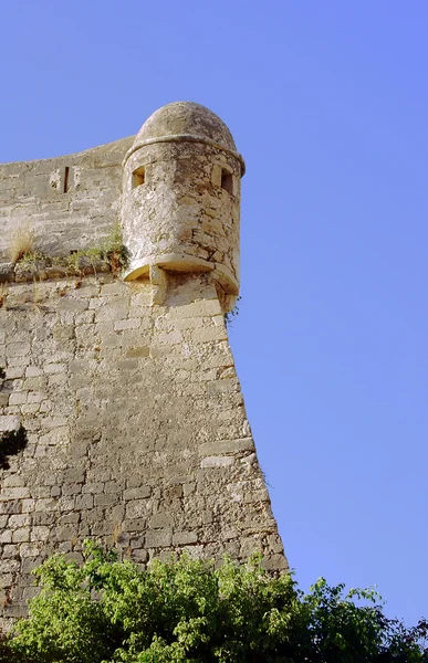 Muralla defensiva de una fortaleza medieval —  Fotos de Stock