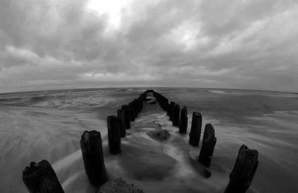 Quebra-mar de madeira — Fotografia de Stock