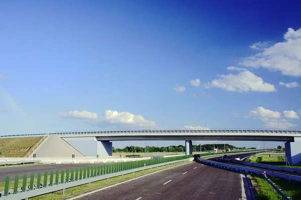 Straßenbrücke über die Autobahn im Bau — Stockfoto